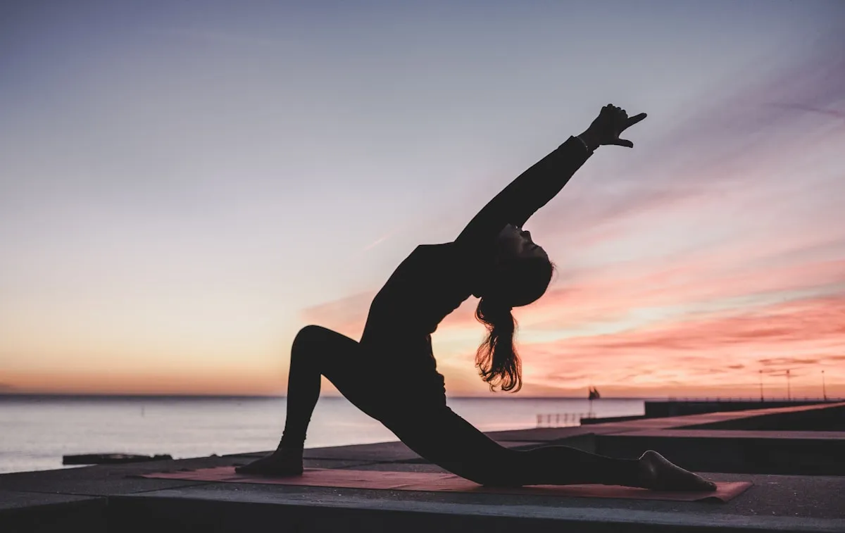 Approfondir Utthita Trikonasana : mur et brique pour alignement et ouverture